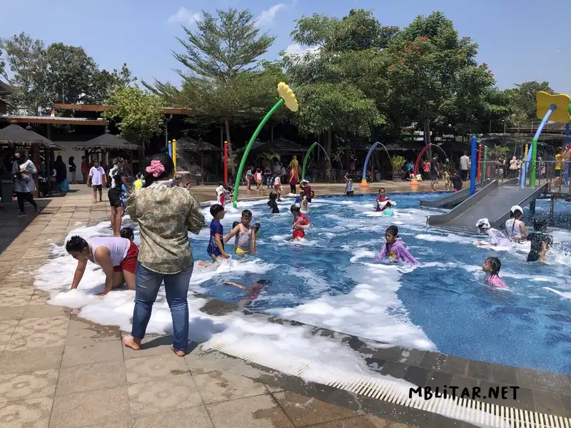 Kolam renang anak di Blitar Park